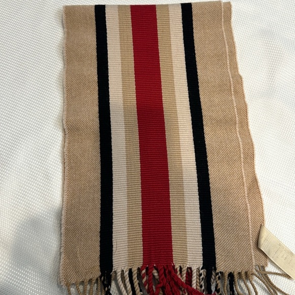 Authentic Burberry Merino wool scarf - Picture 6 of 8